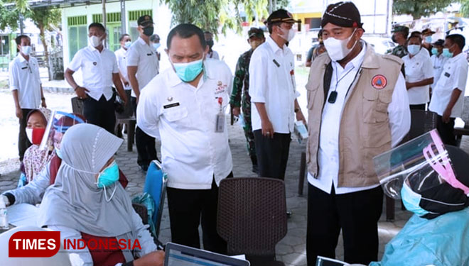 Bupati Sumenep, Achmad Fauzi saat meninjau pelaksanaan Vaksinasi Covid 19. (FOTO: Ach. Qusyairi Nurullah/TIMES Indonesia)
