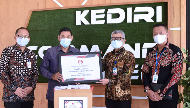 Wali Kota Kediri terima piagam bantuan masker dari kepala KPwBI Kediri (Foto/Bagian Protokol dan Komunikasi Pimpinan Sekretariat Daerah Kota Kediri).
