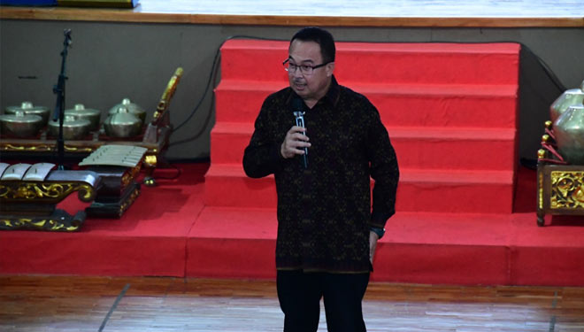 Prof Rhenal Kasali saat memberi seminar yang diselenggarakan Yasarini di Solo. (foto: Yasarini for TIMES Indonesia)