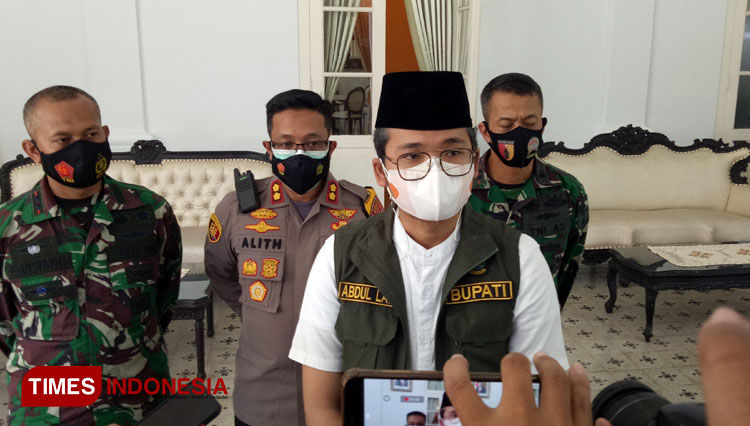 Bupati Bangkalan R Abdul Latif Amin Imron ketika memberikan keterangan kepada awak media. (Foto: Doni Heriyanto/TIMES Indonesia)