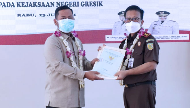 Bupati Fandi Akhmad Yani saat menyerahkan sevara simbolis bangunan hibah gedung kepada Kepala Kejari Gresik Heru Winito (Foto: Humas Pemkab Gresik for TIMES Indonesia)