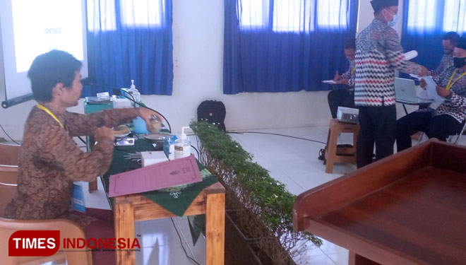 Dr Tuswadi saat menyampaikan materi pada in house training di Ruang Abu Dawud Ponpes Modern Sabilurrosyad Banjarnegara (FOTO: Muchlas Hamidi TIMES Indonesia)