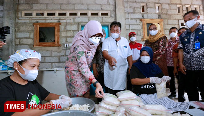 Bupati Banyuwangi Ipuk Fiestiandani Azwar Anas saat meninjau tempat Frozen Fruit (Foto : Rizki Alfian/TIMES Indonesia)