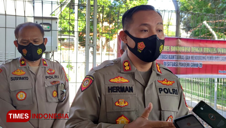 Kapolres Bondowoso, AKBP Herman Priyanto saat dikonfirmasi (FOTO: Moh Bahri/TIMES Indonesia).