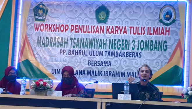 Dosen TBI UIN Maliki Malang Coaching Clinic Karya Tulis Ilmiah di MTsN 3 Jombang