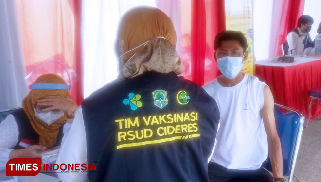 Masyarakat Majalengka tengah menjalani vaksinasi Covid-19. (Foto: Jaja Sumarja/TIMES Indonesia)
