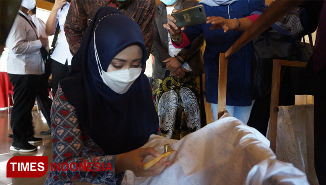 Bupati Mojokerto Ikfina Fahmawati saat membatik di Hotel Arayana, Trawas, Kabupaten Mojokerto. Rabu (23/6/2021)(Foto: Thaoqid Nur Hidayat/TIMES Indonesia)