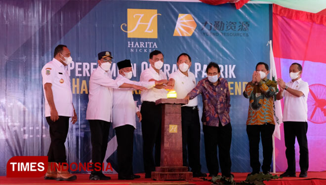 Menko Marves Luhut Binsar Pandjaitan memimpin peresmian pabrik bahan baku baterai mobil listrik Halmahera Persada Lygend (HPAL). (Foto: Dok Harita Nickel)