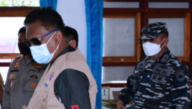 Gubernur Sulawesi Utara Olly Dondokambey SE saat mengunjungi vaksinasi di Desa Talise. (Foto: Pemprov Sulut for TIMES Indonesia)