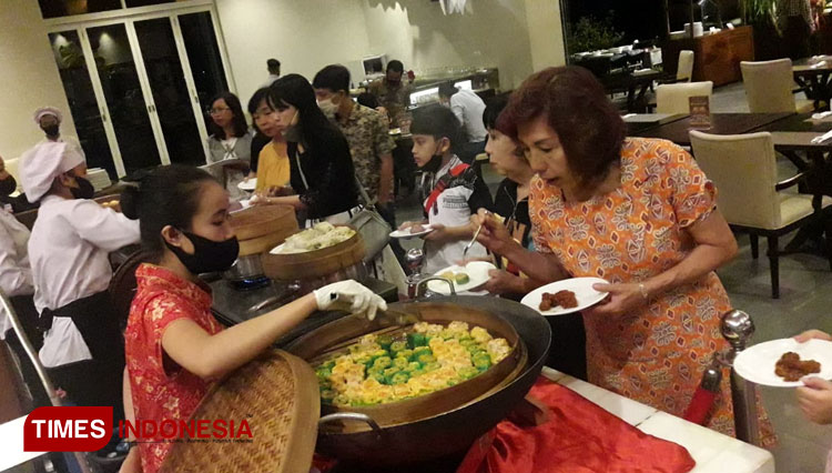 Pengunjung Ketapang Indah Hotel yang merupakan penggemar Chinese food memilih makanan favoritnya dalam Kya Kya In Shanghai. (Foto: Ketapang Indah Hotel for TIMES Indonesia)