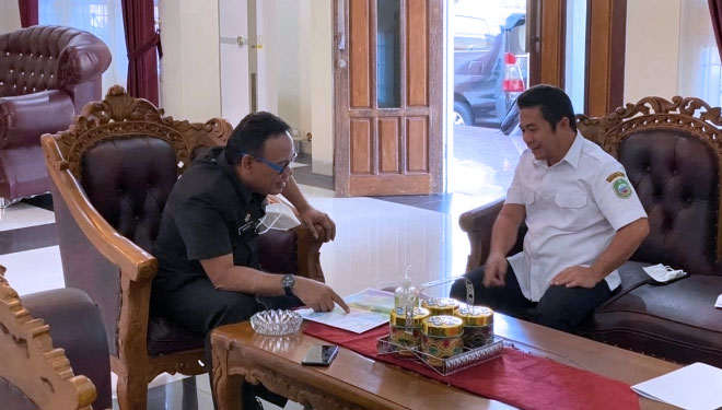 Sekretaris Daerah Samsuddin A Kadir menerima kunjungan Wabub Haltim Anjas Taher di kediamannya. (Foto: Dok Sekprov)