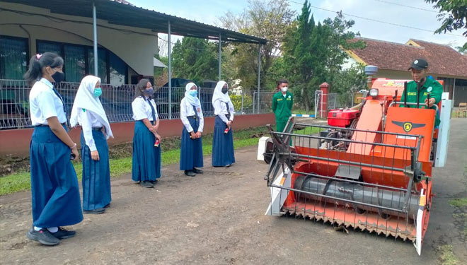 Para pelajar SMPN 1 Singosari mendengar arahan tim alsintan saat kegiatan agroeduwisata, Rabu (23/06/2021). (FOTO: Polbangtan Malang)