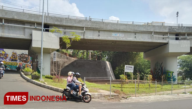 Salah satu spot dibawah jembatan Kedungkandang yang bakal dibangun Skatepark hingga mini Basketball. (Foto: Rizky Kurniawan Pratama/TIMES Indonesia)