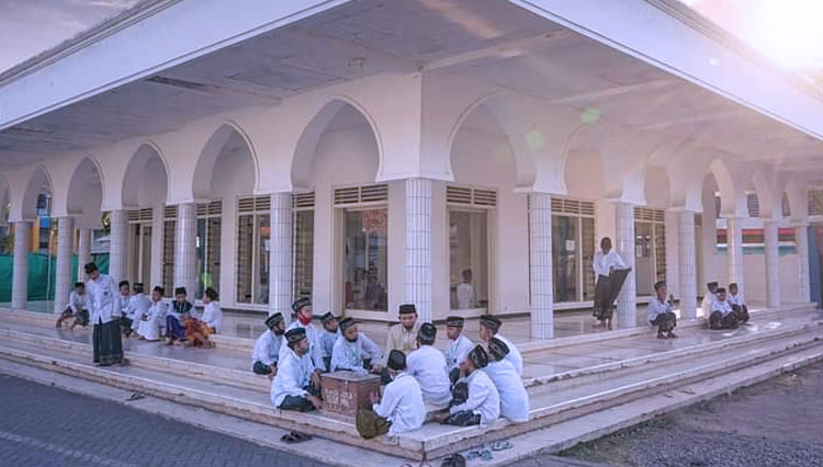 Sejumlah santri Nurul Jadid tengah bermusyawarah di teras Musala Riyadlus Sholihin (foto: medsos pesantren)