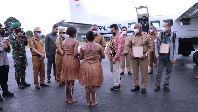 Two girls wearing local exotic costumes welcome Billy Mambrasar at the airport. (Photographs: Billy Mambrasar for TIMES Indonesia)