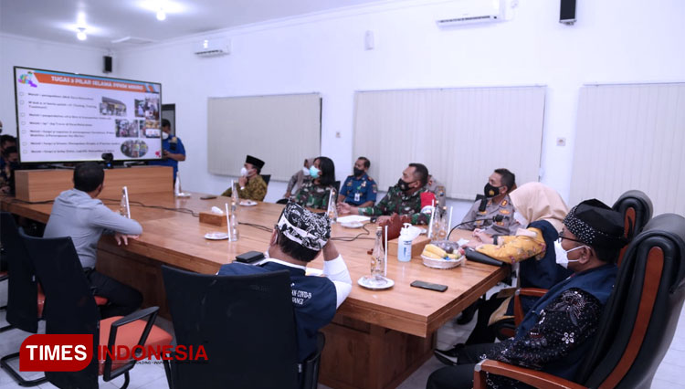 Satgas Covid-19 Banyuwangi saat menggelar rapat bersama (FOTO: Rizki Alfian/ TIMES Indonesia)