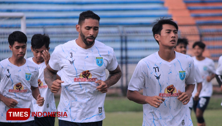 Demerson Bruno Costa (nomor 3) sudah berlatih bersama Persela, Kamis (24/6/2021). (FOTO: MFA Rohmatillah/TIMES Indonesia)