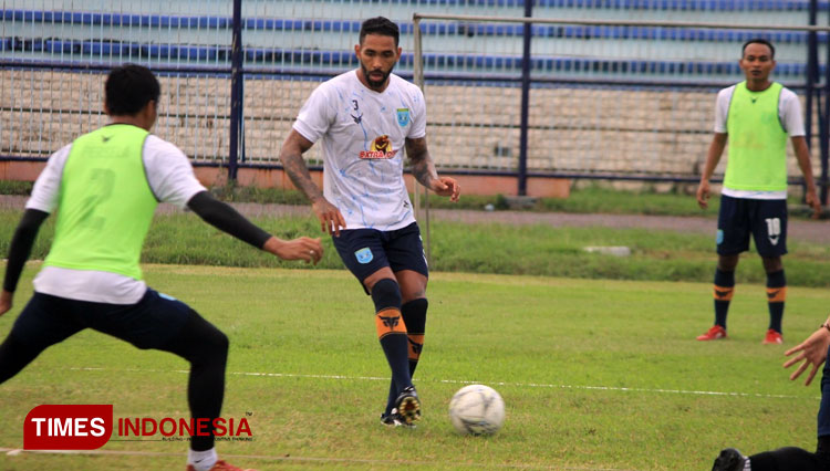 Demerson Bruno Costa, saat berlatih bersama Persela, Kamis (24/6/2021). (FOTO: MFA Rohmatillah/ TIMES Indonesia)