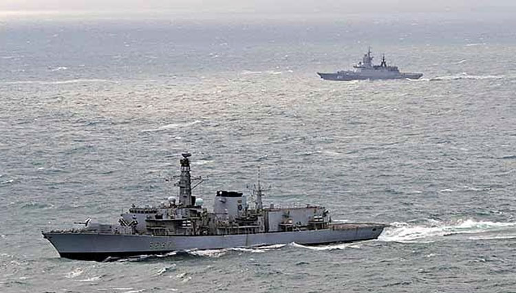 Angkatan Laut Inggris juga pernah mengerahkan kapal perangnya, HMS Westminster (figat kelas Type-23) untuk membayangi empat kapal perang Rusia yang memasuki Selat Channel (FOTO: Tempo/Reuters)