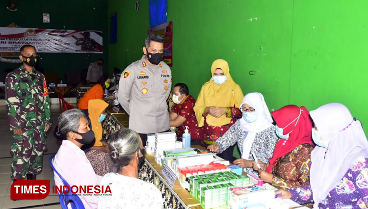 Kapolres Blitar meninjau pelaksanaan pengobatan gratis bagi warga Desa Butun Kecamatan Gandusari Kabupaten Blitar, Kamis (24/6/2021). (Foto: Sholeh/TIMES Indonesia) 