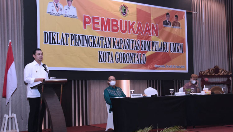 Wakil Wali Kota Gorontalo, Ryan Kono dalam sambuatnya saat membuka pembukaan Diklat peningkatan kapasitas SDM pelaku UMKM di Kota Gorontalo, Kamis (24/6/2021). (Foto: Humas Pemkot Gorontalo)