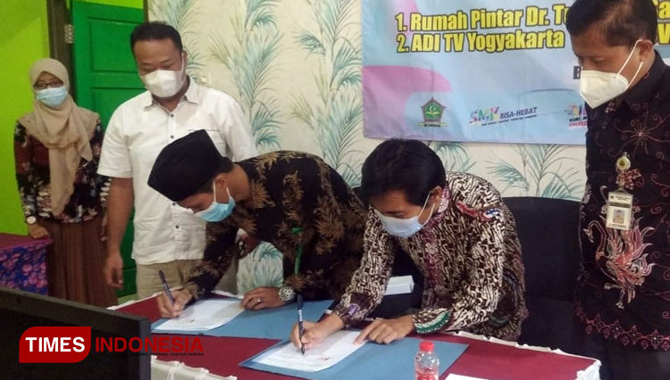 Penandatanganan MoU SMK Darunnajah dan Rumah Pintar Dr Tus (FOTO : Dr Tuswadi for TIMES Indonesia)