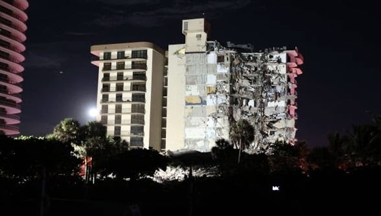 Sebagian dari menara 12 lantai runtuh ke tanah selama keruntuhan sebagian bangunan pada hari Kamis di Surfside, Florida (FOTO A: CBCNews/Getty Images)
