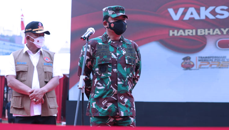 Panglima TNI Marsekal TNI Hadi Tjahjanto, S.I.P., meninjau langsung vaksinasi massal dalam HUT Bhayangkara. (Foto: Puspen TNI)