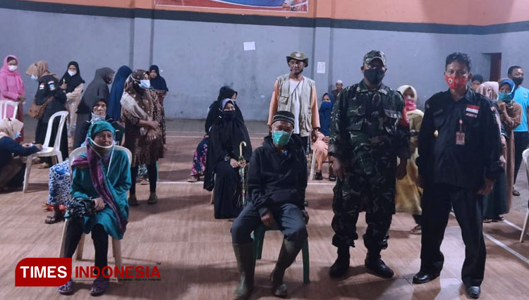 Kepala Desa Sukamanah Aten Sulaeman (kanan) bersama seorang anggota Babinsa saat persiapan pelaksanaan vaksinasi massal di Balaidesa, Desa Sukamanah, Kecamatan Malangbong, Kabupaten Garut, (Foto: Syaeful Rohman/TIMES Indonesia)