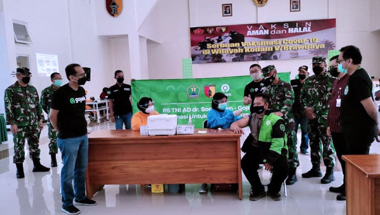 Proses vaksinasi Covid-19 kepada mitra driver Gojek di Malang. (Foto: Dok. Gojek for TIMES Indonesia)