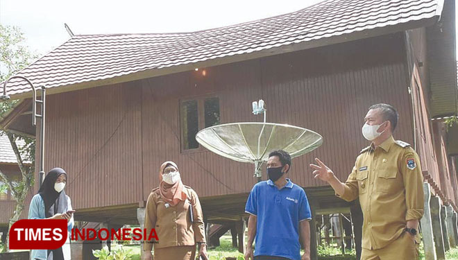 Wako saat meninjau lokasi villa MTQ dan Villa Gunung Gare. (Foto : Asnadi/Times Indonesia)