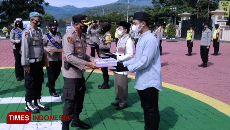 Kapolres Sumedang AKBP Eko Prasetyo Robbyanto saat memberikan paket sembako dan masker kepada perwakilan masyarakat (FOTO: Humas Polres for TIMES Indonesia) 
