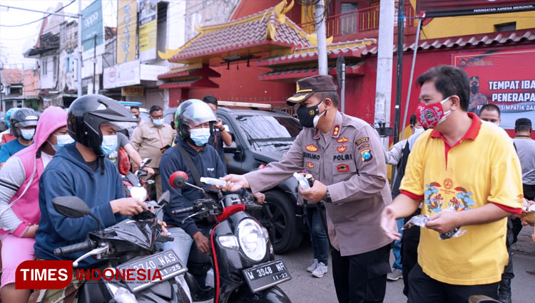 Kapolresta Sidoarjo AKBP Kusumo Wahyu Bintoro membagikan masker kepada warga pengguna jalanKapolresta Sidoarjo AKBP Kusumo Wahyu Bintoro saat menyerahkan bantuan ke pengurus rumah ibadah (FOTO: Humas Polresta Sidoarjo for TIMES Indonesia)