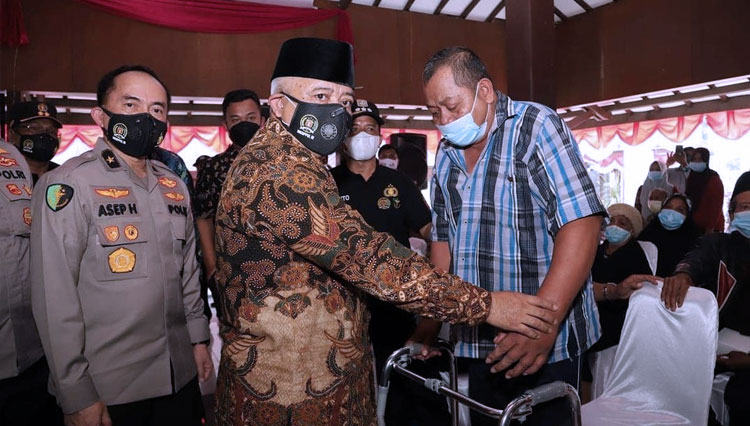 Bupati Malang Abah Sanusi ketika menghadiri Baksos Pusdokkes Polri memperingati HUT ke 75 Bhayangkara. (Foto : Humas Pemkab Malang).
