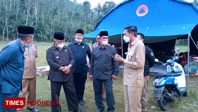 Bupati Malang Abah Sanusi bersama Sekda Kabupaten Malang saat Meninjau korban Gempa Malang. (Foto: Binar Gumilang/TIMES Indonesia)
