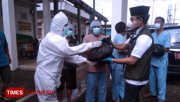 Bupati Bangkalan R Abdul Latif Amin Imron ketika menyerahkan bantuan sembako kepada petugas pemulasaraan jenazah RSUD Syamrabu Bangkalan. (FOTO: Doni Heriyanto/TIMES Indonesia)