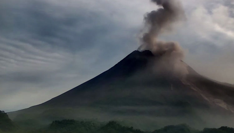 Gunung Merapi ketika mengalami guguran vulkanik. (FOTO: Twitter BPPTKG)
