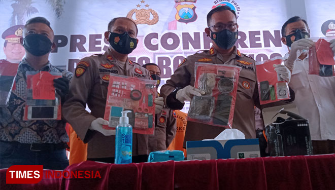 Kapolres Bondowoso AKBP Herman Priyanto saat memimpin press conference hasil ungkap Penjualan barang haram (FOTO: Moh Bahri/TIMES Indonesia).
