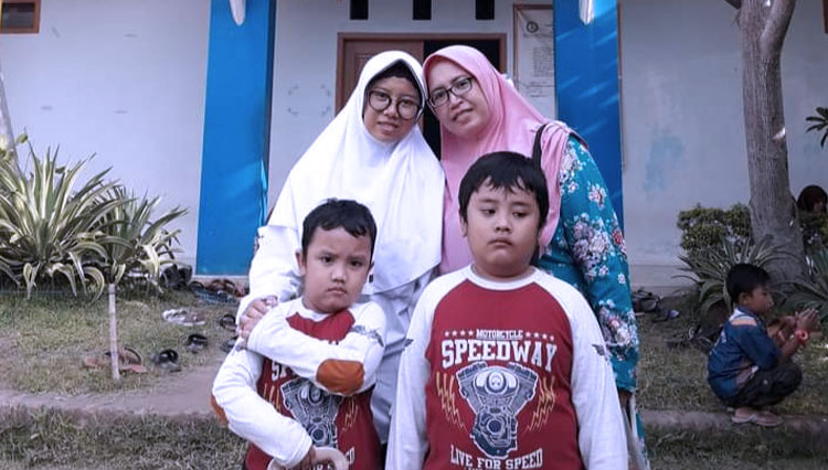 Ken-Rukmaningrum-Naris-dan-kedua-adiknya.jpg