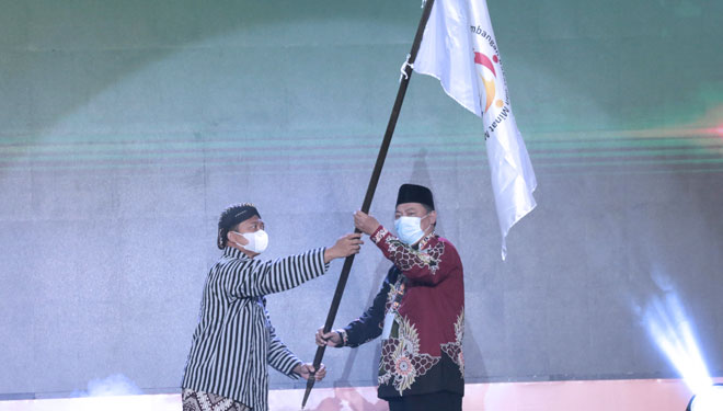 Penyerahan bendera Pekan Olahraga dan Seni (PORSI) Se Jawa dan Madura (FOTO: Humas for TIMES Indonesia).
