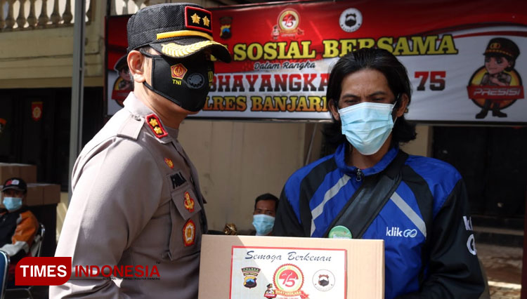 Penyerahan 50 paket sembako kepada 12 perwakilan warga di Mapolres Banjarnegara. (FOTO : Humas Polres for TIMES Indonesia) 