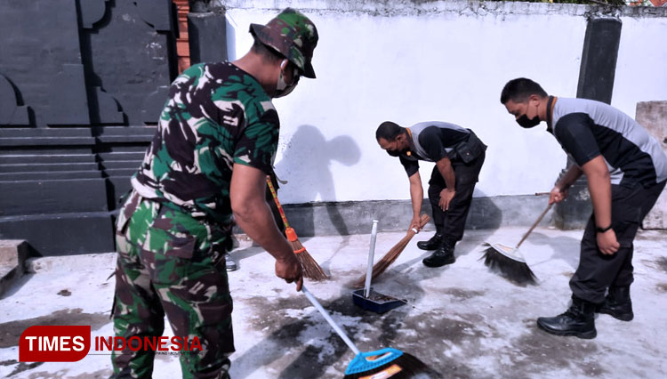 Petugas melakukan bersih-bersih di pura yang ada di Desa Balun, Kecamatan Turi, Lamongan, Jumat (25/6/2021). (FOTO: Humas Polres Lamongan for TIMES Indonesia)