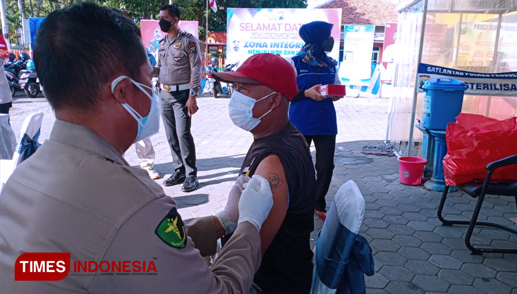 Satlantas Polres Probolinggo berikan vaksin gratis bagi pengurus SIM di tempatnya. (FOTO: Happy/TIMES Indonesia)