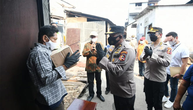 Polri bagikan 1.500 paket sembako yang diberikan kepada para pengrajin tahu tempe di Semanan, Kalideres, Jakarta. (Foto: Dokumentasi Humas Polri) 