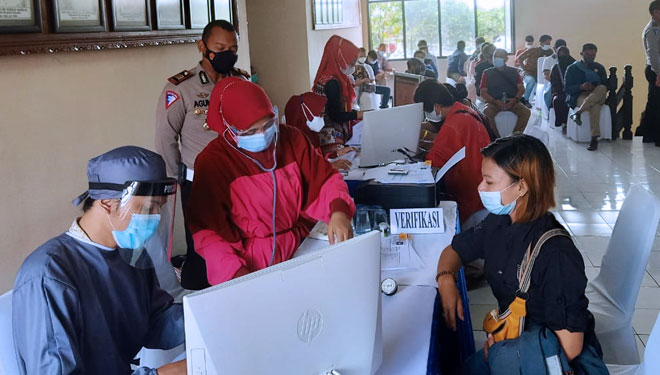 Proses Vaksinasi yang digelar Polres Malang dalam rangka HUT ke 75 Bhayangkara. (Foto : Humas Polres Malang)