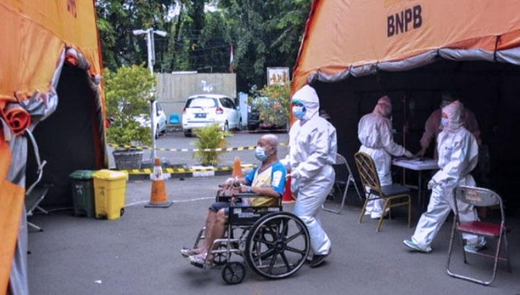 Para Nakes saat melayani Lonjakan pasien di RSUD dr Chasbullah Abdulmajid Kota Bekasi dan mendirikan tenda darurat di depan Gedung (FOTO: Dokumen/ANTARA)