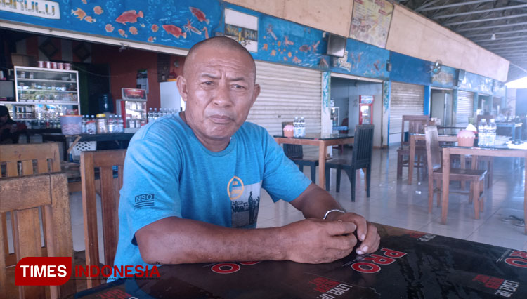 Sidik Kharie, salah satu pengguna Lapak Kuliner di Taman Kota Daruba Pulau Morotai. (FOTO: Abdul H Husain/TIMES Indonesia)