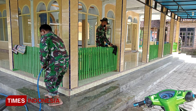 Aksi bersih masjid satgas TMMD 111 Banyuwangi. (FOTO: Riswan Efendi/TIMES Indonesia)