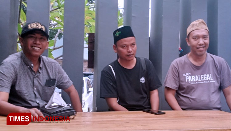 Ketua Satgas LBH Ansor l, Taufik Hidayat (kiri) dan Muhammad Sofyan daei LPBH NU (tengah) memeberikan keterangan pers di Semarang, Jumat (25/6). (FOTO: Dhani Setiawan/TIMES Indoensia)