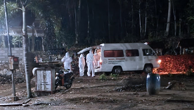 Kepala Desa Gedompol Susanto di Tengah dan Tim Medis Ambulance memakamkan Jenazah yang terkonfirmasi Positif Covid-19. (Foto: Susanto For TIMES Indonesia)